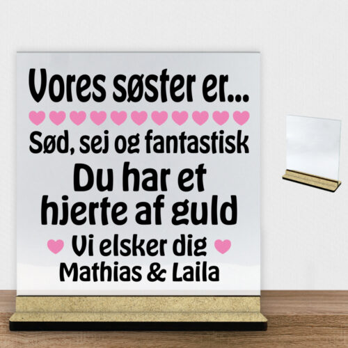 Alternative view of Min søster er sød, sej og fantastisk... | Glasskilt inkl. fod (træfiber)