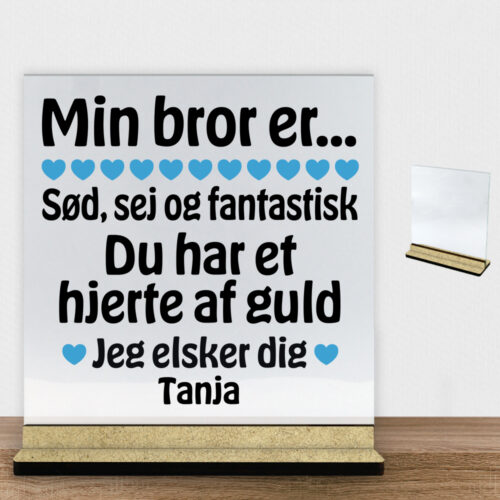 Min bror er sød, sej og fantastisk... | Glasskilt inkl. fod (træfiber)