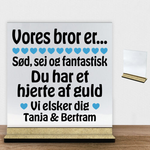 Alternative view of Min bror er sød, sej og fantastisk... | Glasskilt inkl. fod (træfiber)