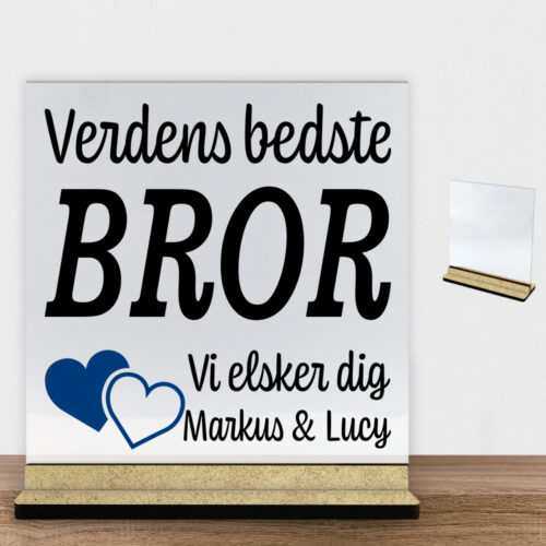 Alternative view of Verdens bedste bror... - design 2 | Glasskilt inkl. fod (træfiber)