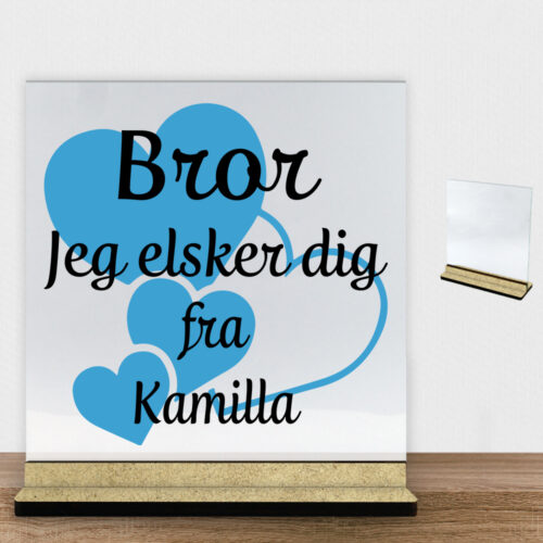 Bror jeg elsker dig m. hjerter | Glasskilt inkl. fod (træfiber)