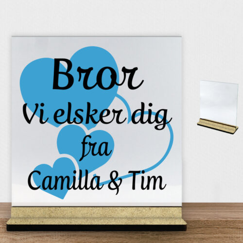 Alternative view of Bror jeg elsker dig m. hjerter | Glasskilt inkl. fod (træfiber)