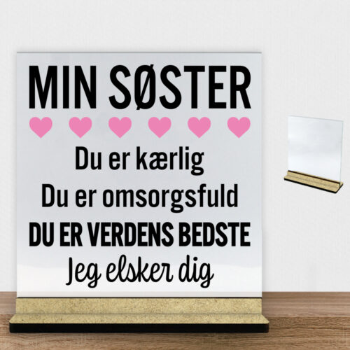 Min søster er verdens bedste | Glasskilt inkl. fod (træfiber)