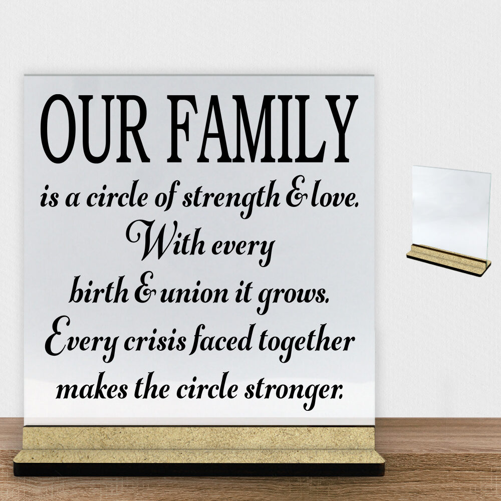 Our family is a circle of strength & love... | Glasskilt inkl. fod (træfiber)