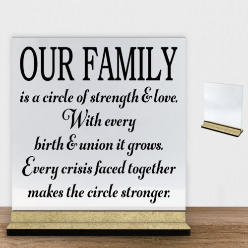 Our family is a circle of strength & love... | Glasskilt inkl. fod (træfiber)