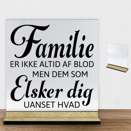 Familie er ikke altid af blod... | Glasskilt inkl. fod (træfiber)