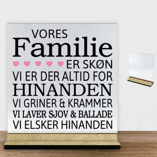 Vores familie er skøn... | Glasskilt inkl. fod (træfiber)