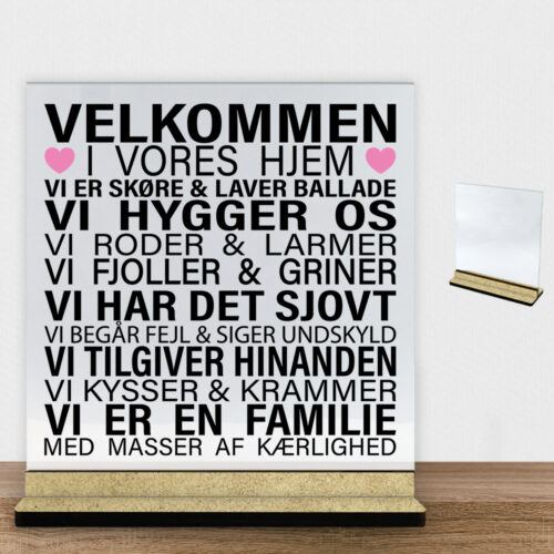 Velkommen i vores hjem #1 | Glasskilt inkl. fod (træfiber)