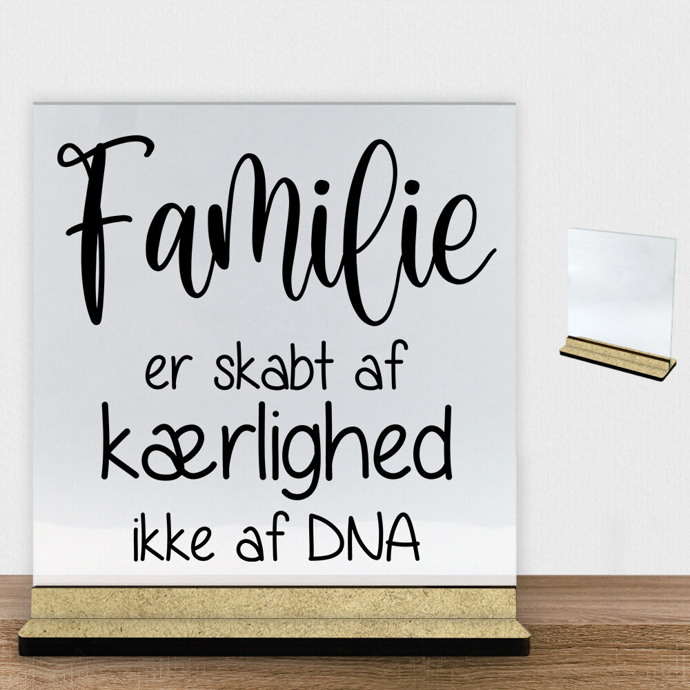 Familie er skabt af kærlig ikke af DNA | Glasskilt inkl. fod (træfiber)