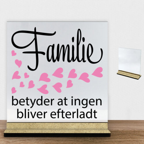 Familie betyder at ingen bliver efterladt | Glasskilt inkl. fod (træfiber)