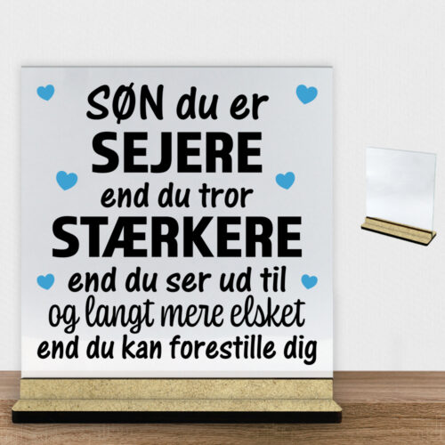 Søn du er sejere end du tror - design 1 | Glasskilt inkl. fod (træfiber)