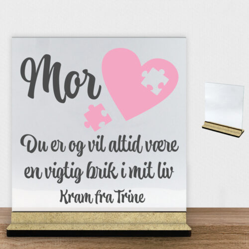 Mor du er og vil altid være en vigtig brik i mit liv | Glasskilt inkl. fod (træfiber)