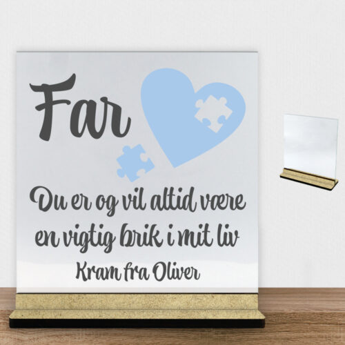 Far du er og vil altid være en vigtig brik i mit liv | Glasskilt inkl. fod (træfiber)