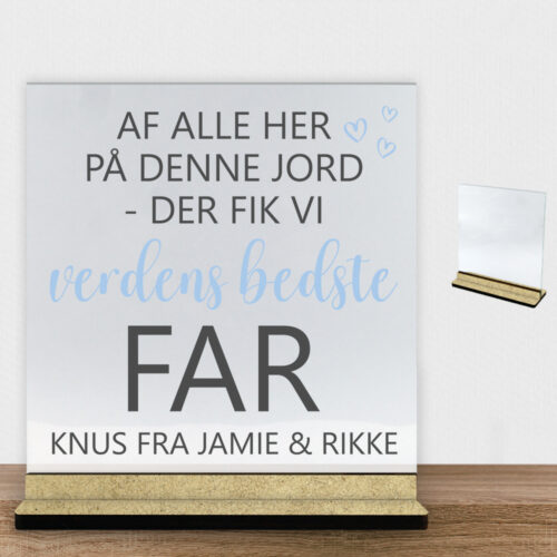 Alternative view of Af alle her på denne jord - far | Glasskilt inkl. fod (træfiber)