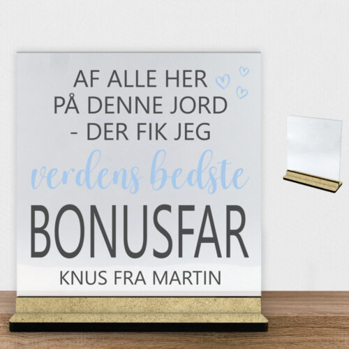 Af alle her på denne jord - bonusfar | Glasskilt inkl. fod (træfiber)