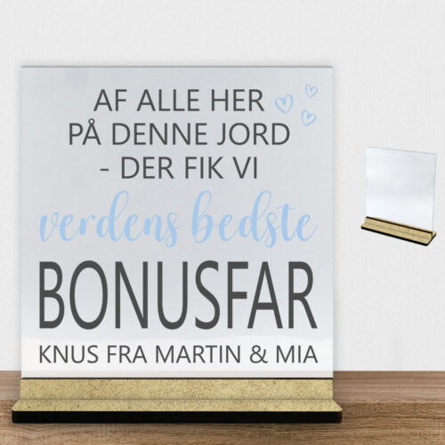 Alternative view of Af alle her på denne jord - bonusfar | Glasskilt inkl. fod (træfiber)