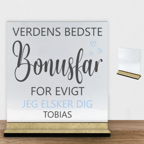 Verdens bedste bonusfar for evigt | Glasskilt inkl. fod (træfiber)