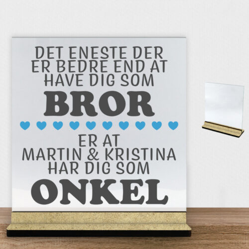 Det eneste der er bedre end... - bror/onkel | Glasskilt inkl. fod (træfiber)