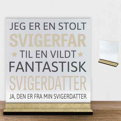Jeg er en stolt svigerfar... - svigerdatter | Glasskilt inkl. fod (træfiber)