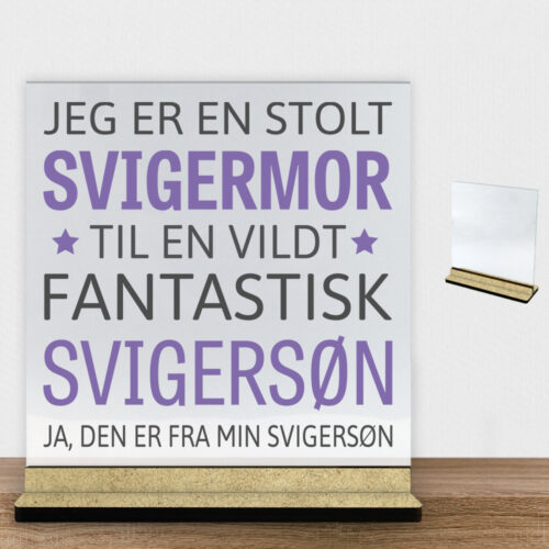 Jeg er en stolt svigermor... - svigersøn | Glasskilt inkl. fod (træfiber)
