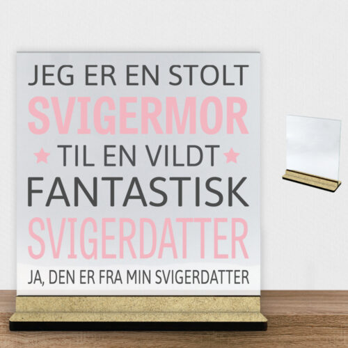Jeg er en stolt svigermor... - svigerdatter | Glasskilt inkl. fod (træfiber)