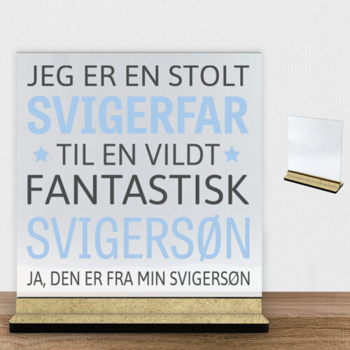Jeg er en stolt svigerfar... - svigersøn | Glasskilt inkl. fod (træfiber)