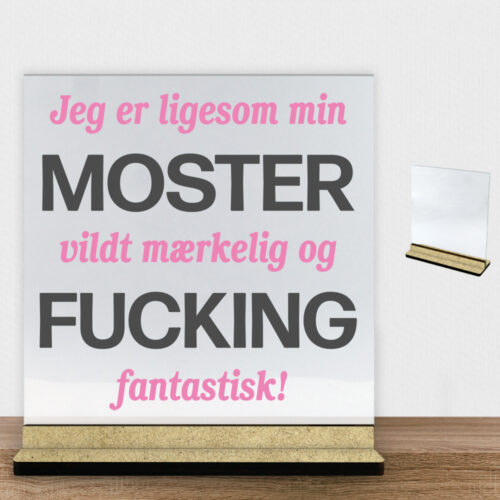Jeg er ligesom min moster... | Glasskilt inkl. fod (træfiber)