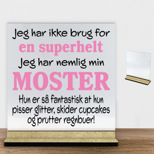 Jeg har ikke brug for en superhelt... - moster | Glasskilt inkl. fod (træfiber)