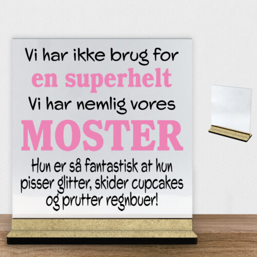 Alternative view of Jeg har ikke brug for en superhelt... - moster | Glasskilt inkl. fod (træfiber)
