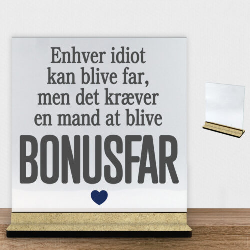Enhver idiot kan blive far... (bonusfar) | Glasskilt inkl. fod (træfiber)
