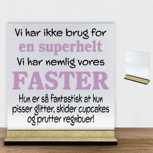Alternative view of Jeg har ikke brug for en superhelt... - faster | Glasskilt inkl. fod (træfiber)