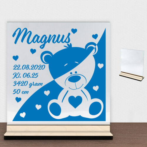 Bamsen Bailey m. fødselsdata | Glasskilt inkl. fod (poppel krydsfinér)