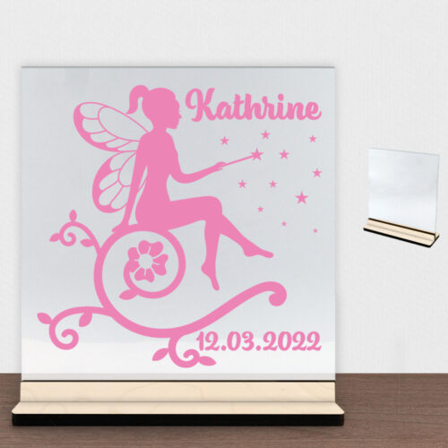 Flowering Fairy design 10 m. eget navn & dato | Glasskilt inkl. fod (poppel krydsfinér)