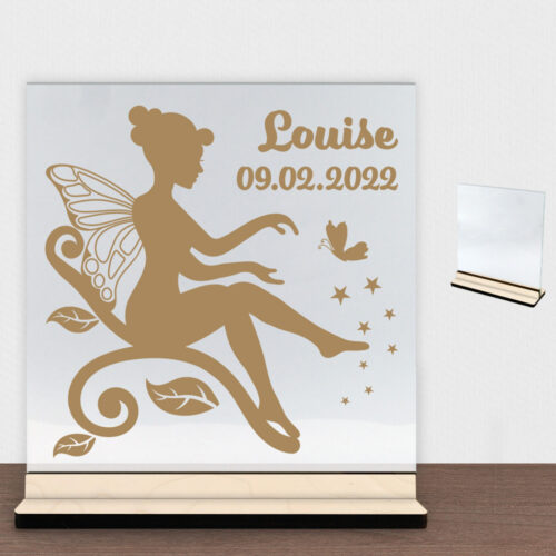 Flowering Fairy design 11 m. eget navn & dato | Glasskilt inkl. fod (poppel krydsfinér)