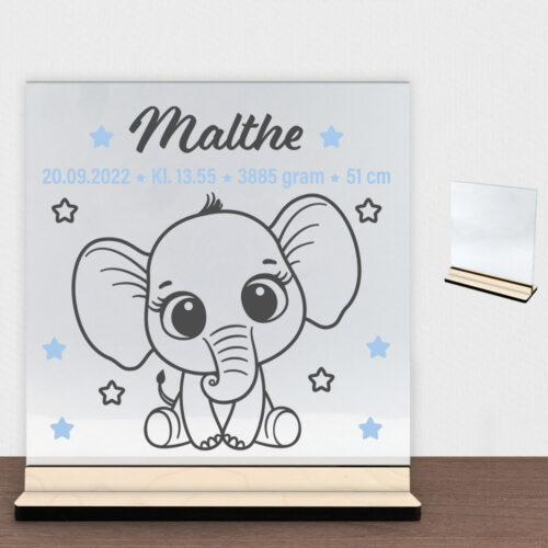 Baby elefant m. fødselsdata | Glasskilt inkl. fod (poppel krydsfinér)