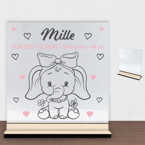 Den lille elefant #1 m. fødselsdata | Glasskilt inkl. fod (poppel krydsfinér)