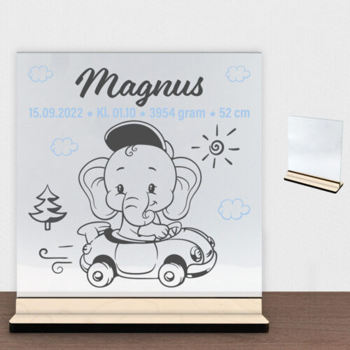 Den lille elefant #2 m. fødselsdata | Glasskilt inkl. fod (poppel krydsfinér)