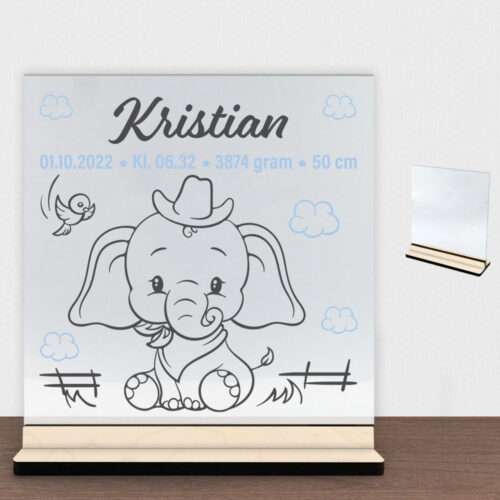 Den lille elefant #3 m. fødselsdata | Glasskilt inkl. fod (poppel krydsfinér)