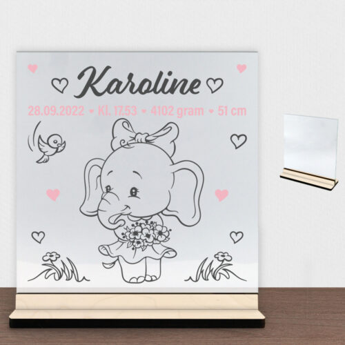 Den lille elefant #4 m. fødselsdata | Glasskilt inkl. fod (poppel krydsfinér)