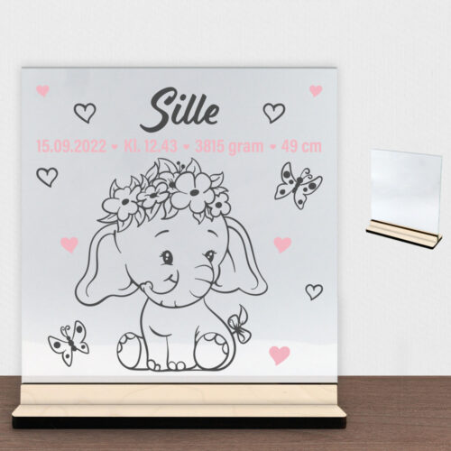 Den lille elefant #5 m. fødselsdata | Glasskilt inkl. fod (poppel krydsfinér)