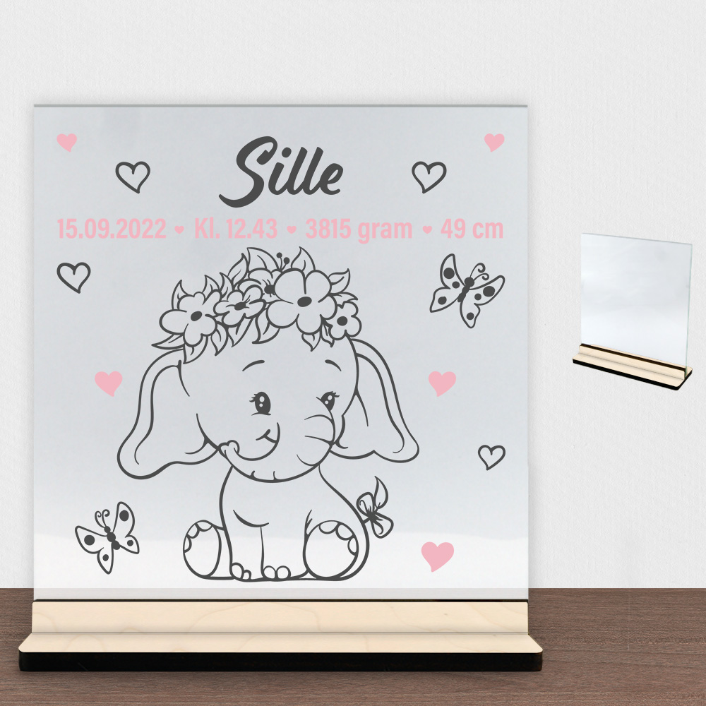 Den lille elefant #5 m. fødselsdata | Glasskilt inkl. fod (poppel krydsfinér)