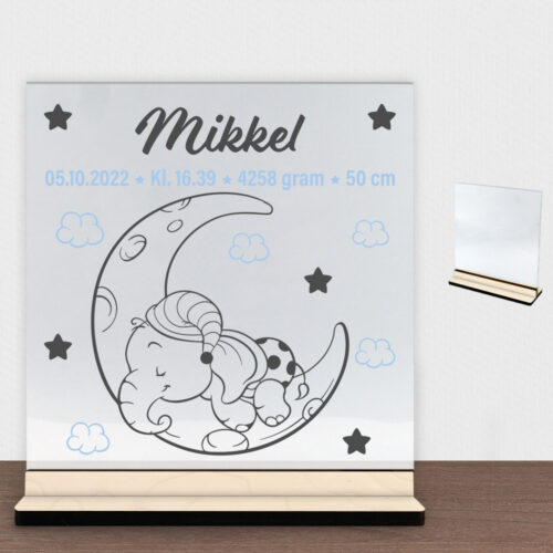 Den lille elefant #7 m. fødselsdata | Glasskilt inkl. fod (poppel krydsfinér)