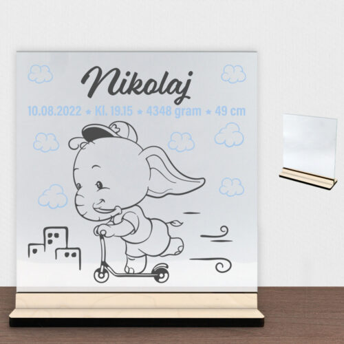 Den lille elefant #8 m. fødselsdata | Glasskilt inkl. fod (poppel krydsfinér)