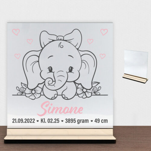 Den lille elefant #9 m. fødselsdata | Glasskilt inkl. fod (poppel krydsfinér)