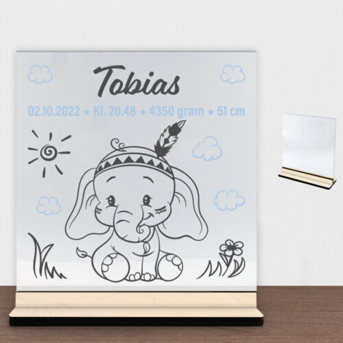 Den lille elefant #10 m. fødselsdata | Glasskilt inkl. fod (poppel krydsfinér)