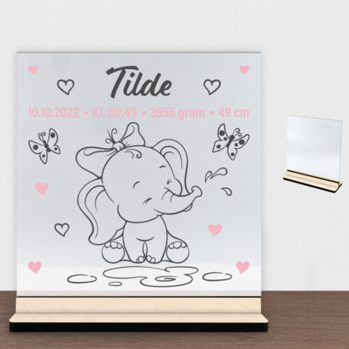 Den lille elefant #11 m. fødselsdata | Glasskilt inkl. fod (poppel krydsfinér)