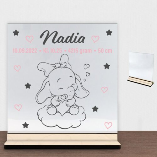 Den lille elefant #12 m. fødselsdata | Glasskilt inkl. fod (poppel krydsfinér)