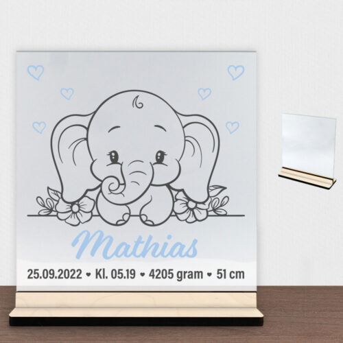 Den lille elefant #13 m. fødselsdata | Glasskilt inkl. fod (poppel krydsfinér)