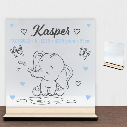 Den lille elefant #14 m. fødselsdata | Glasskilt inkl. fod (poppel krydsfinér)