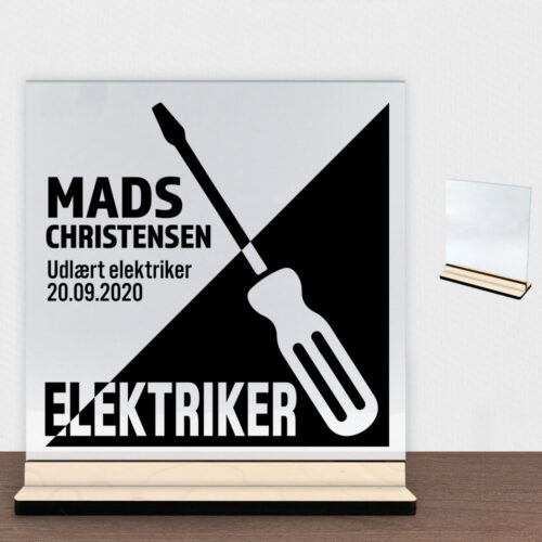 Udlært elektriker design 1 | Glasskilt inkl. fod (poppel krydsfinér)